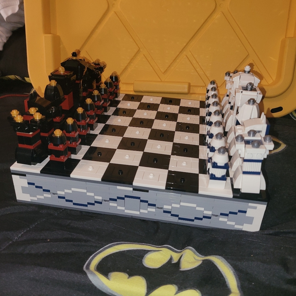 Lego Iconic Chess Set (Retired Set) - Picture 2 of 5